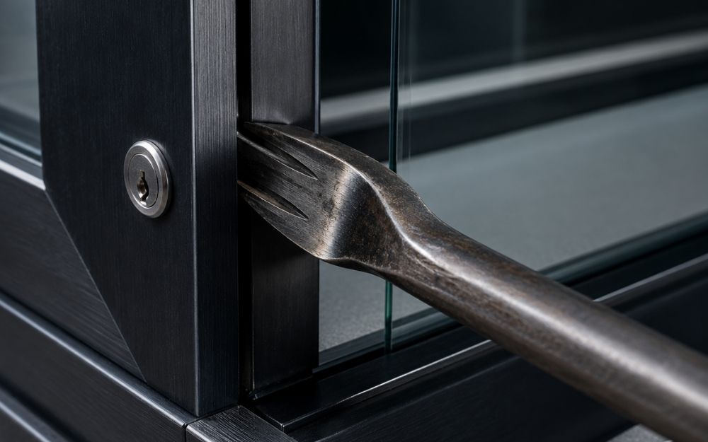 Pry-resistance testing on a reinforced secure display case frame